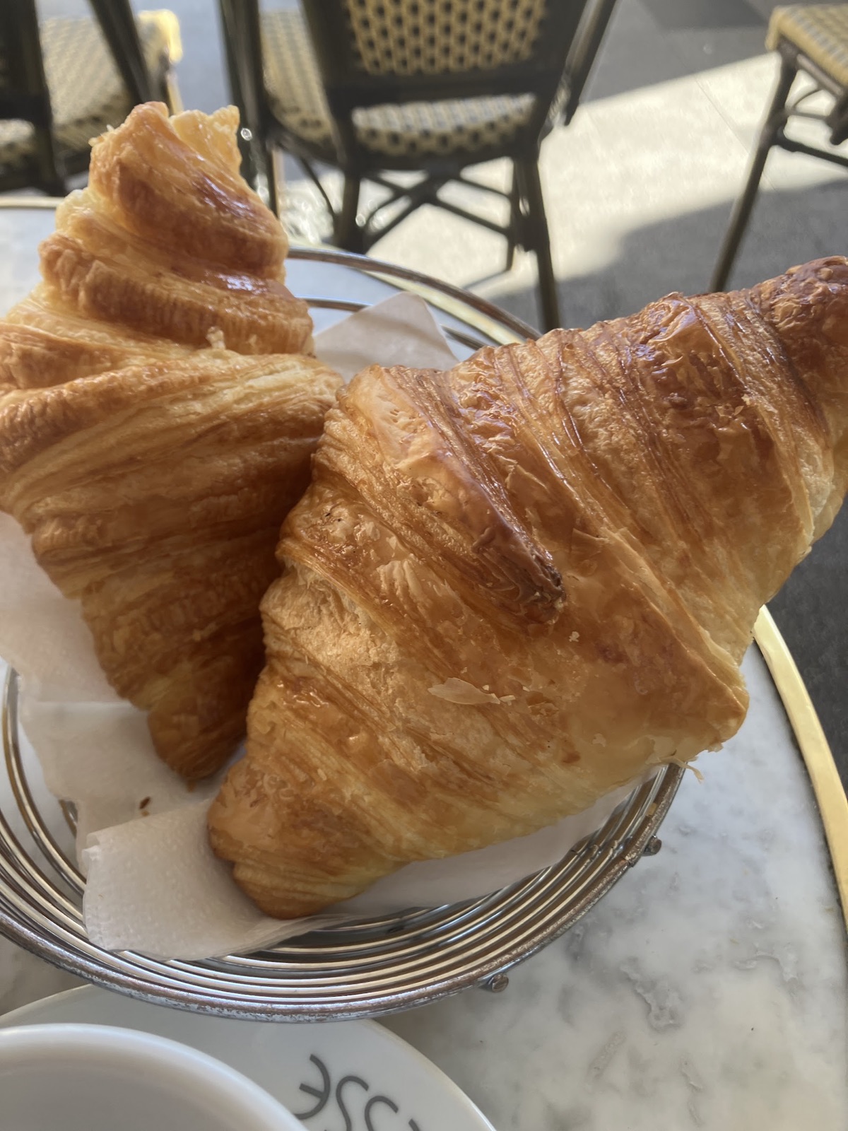 Croissants pur beurre servis en terrasse, place Garibaldi