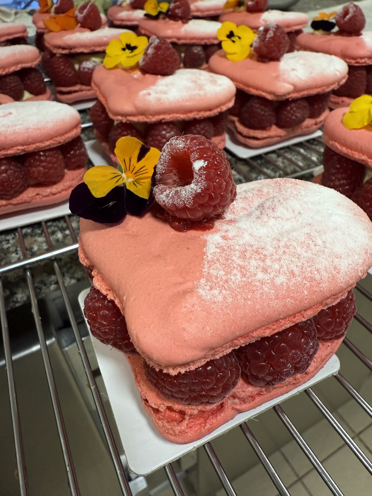 Framboisines — cœurs de macaron garnis de framboises fraîches et fleurs comestibles