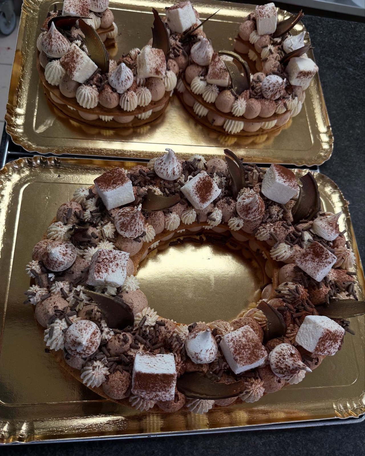 Couronne de choux pralinée saupoudrée de sucre glace