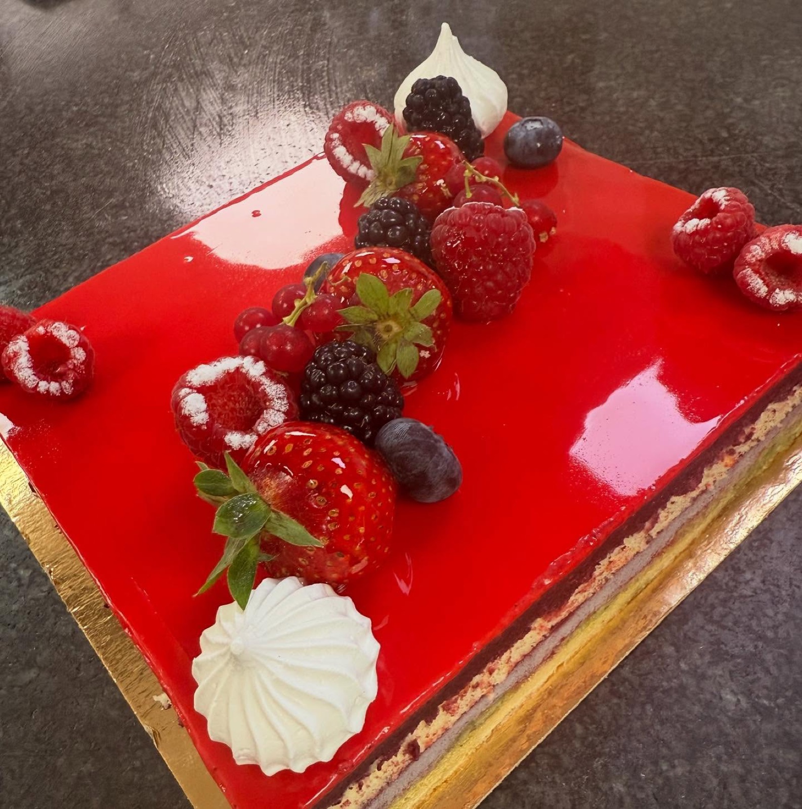 Entremets aux fruits rouges, glaçage miroir rouge éclatant
