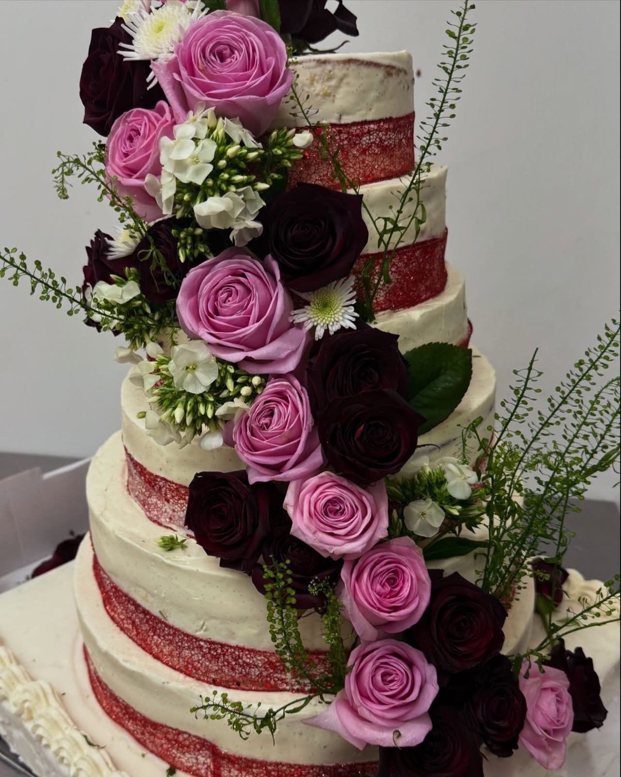 Wedding cake décoré de roses fraîches, réalisé sur commande