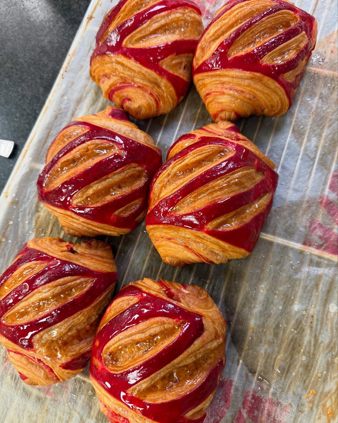 Pains framboise feuilletés et glacés, dorés au four