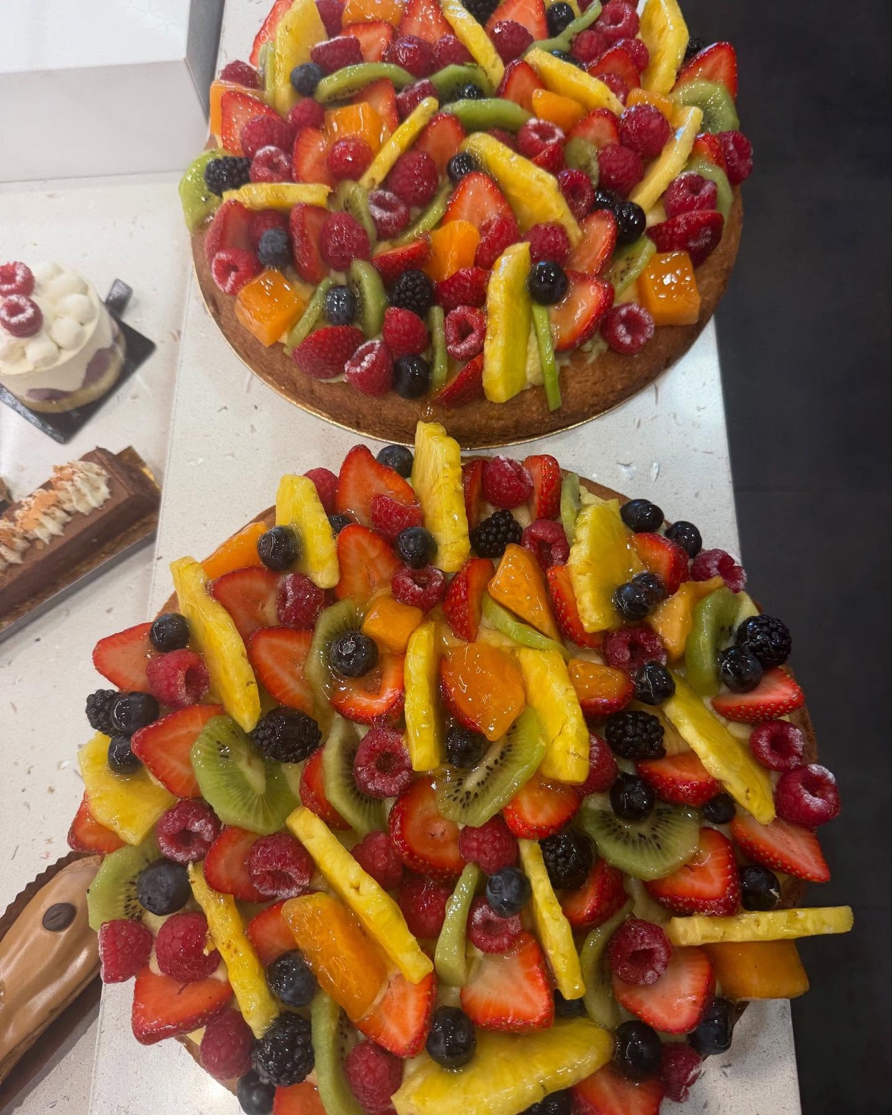 Tarte aux fruits frais — fraises, kiwi, agrumes et myrtilles