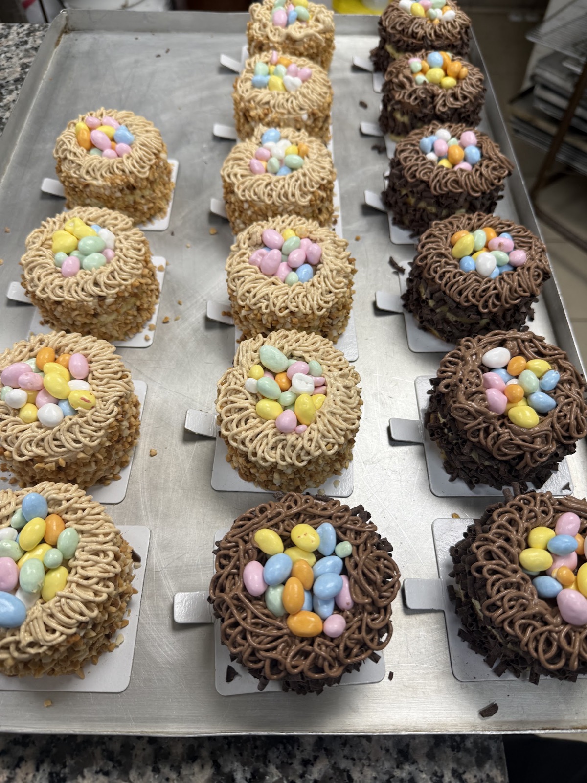 Nids gourmands pralinés et chocolat garnis d'œufs en sucre