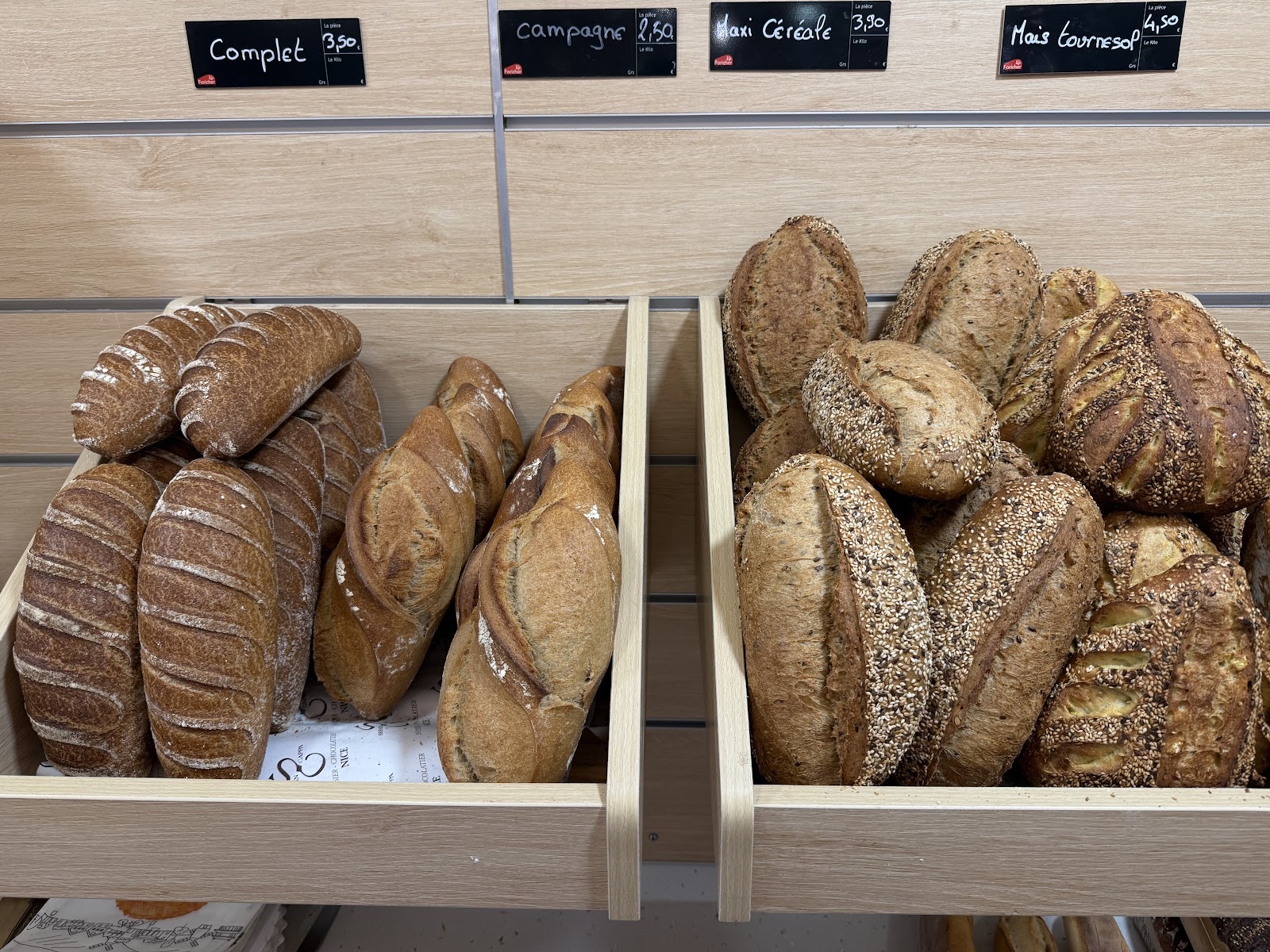 Pains artisanaux — complet, campagne, maxi céréale et maïs tournesol