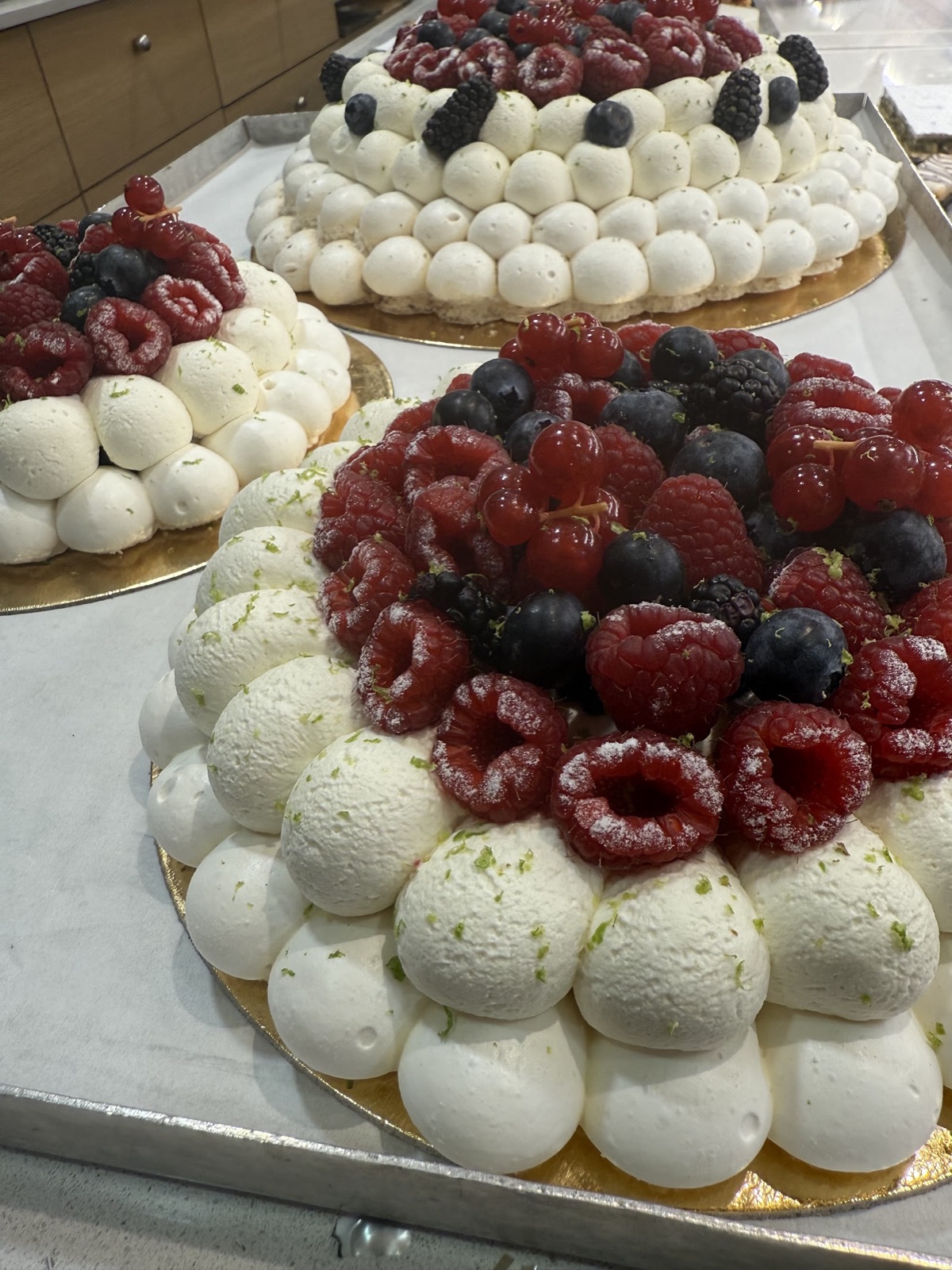 Pavlovas meringuées aux fruits rouges — framboises, myrtilles et groseilles