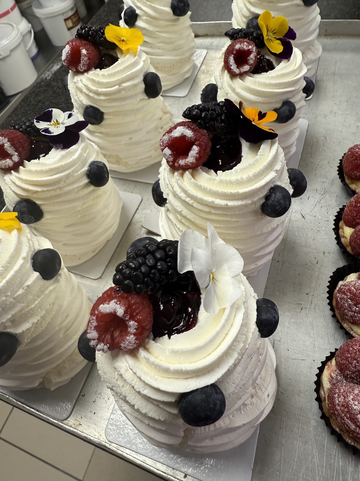 Pavlovas individuelles à la chantilly, fruits rouges et fleurs comestibles