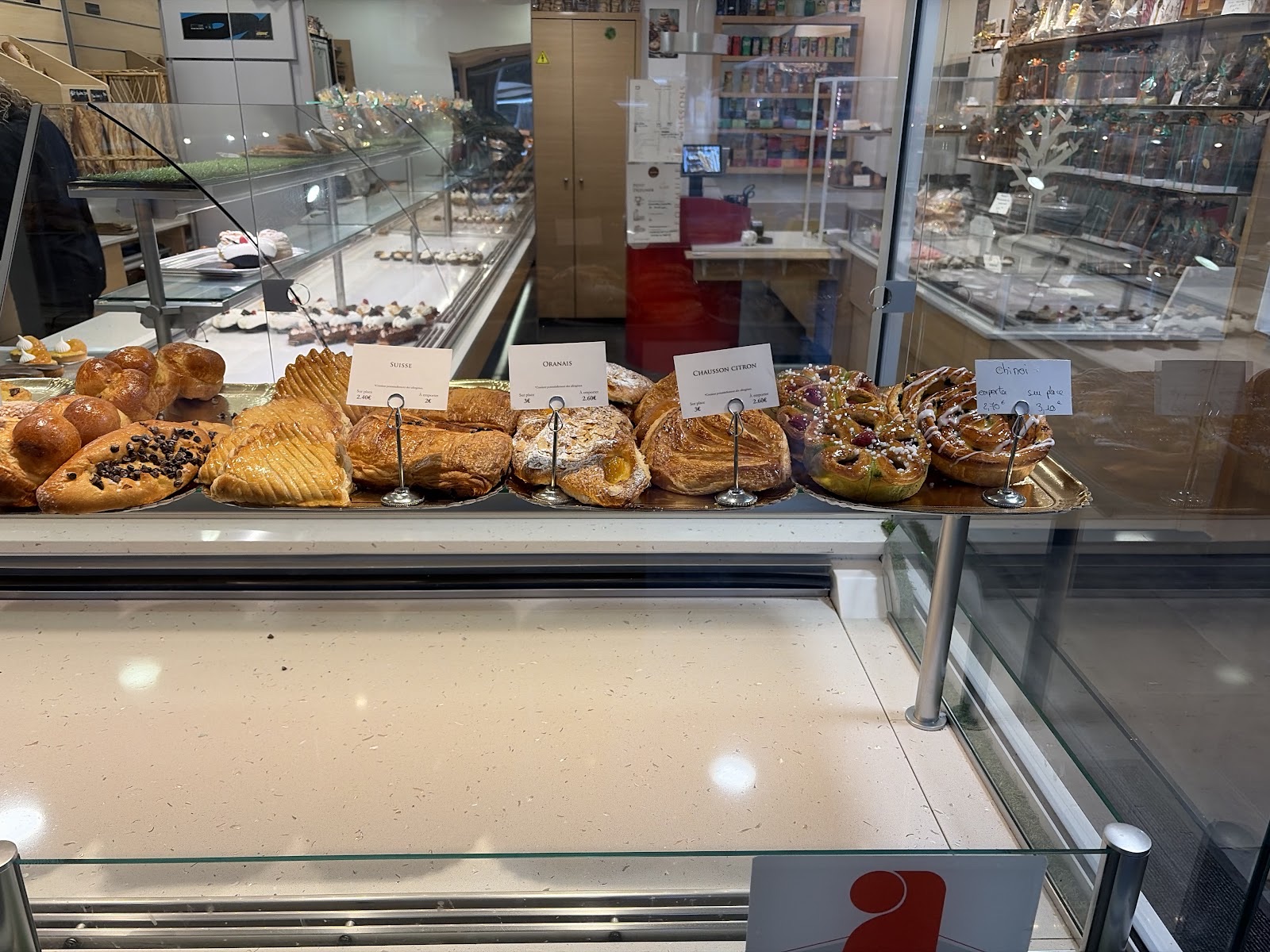 La vitrine de viennoiseries de la boutique — suisses, oranais, chaussons citron et chinois